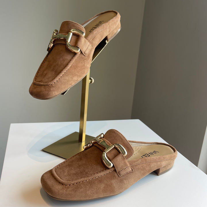 Vaneli Shaine in Cuoio