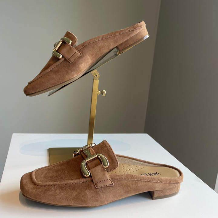 Vaneli Shaine in Cuoio