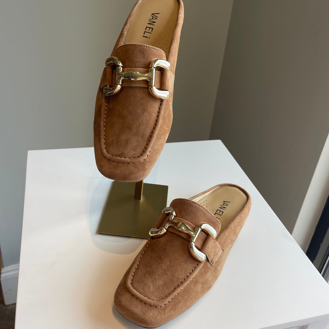 Vaneli Shaine in Cuoio