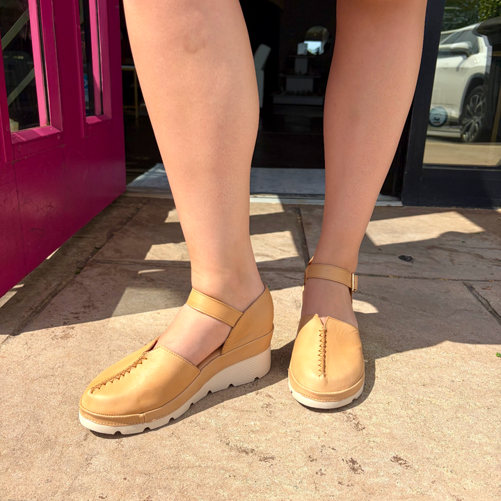 Antelope Mode Wedge in Makeup Leather