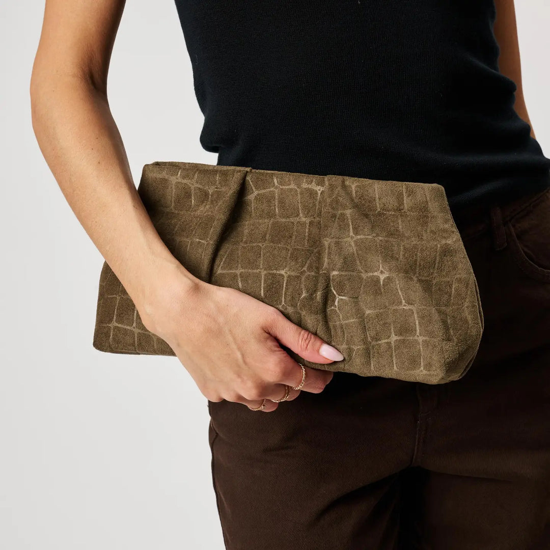 Elva Clutch in Olive