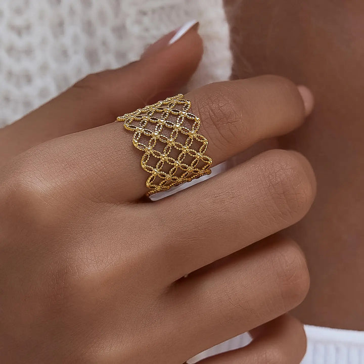 Alizée Lattice Statement Ring